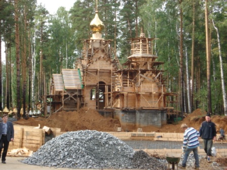 Jekaterinenburg - Ganina Jama � heropbouw van de 8ste kerk in opbouw en blusvijver uit voorzorg na twee afgebrande kerken in 6 maanden tijd